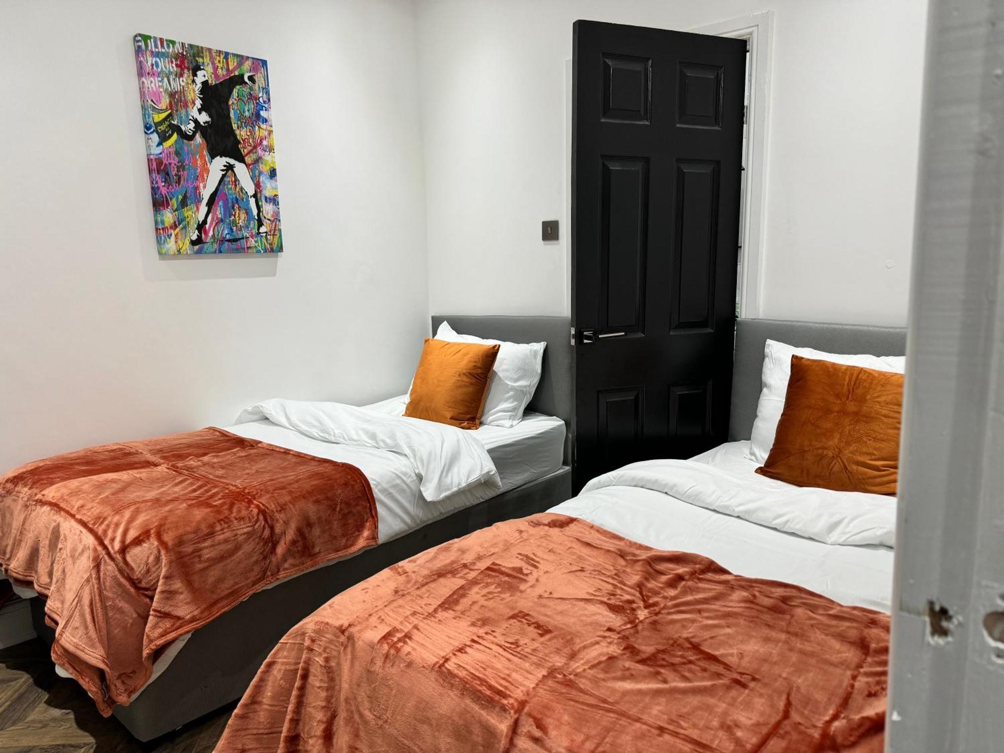 4 Bed 4 Bath House With Free Parking, 5 Mins To Lfc And 15 Mins To City Centre Liverpool Exterior photo