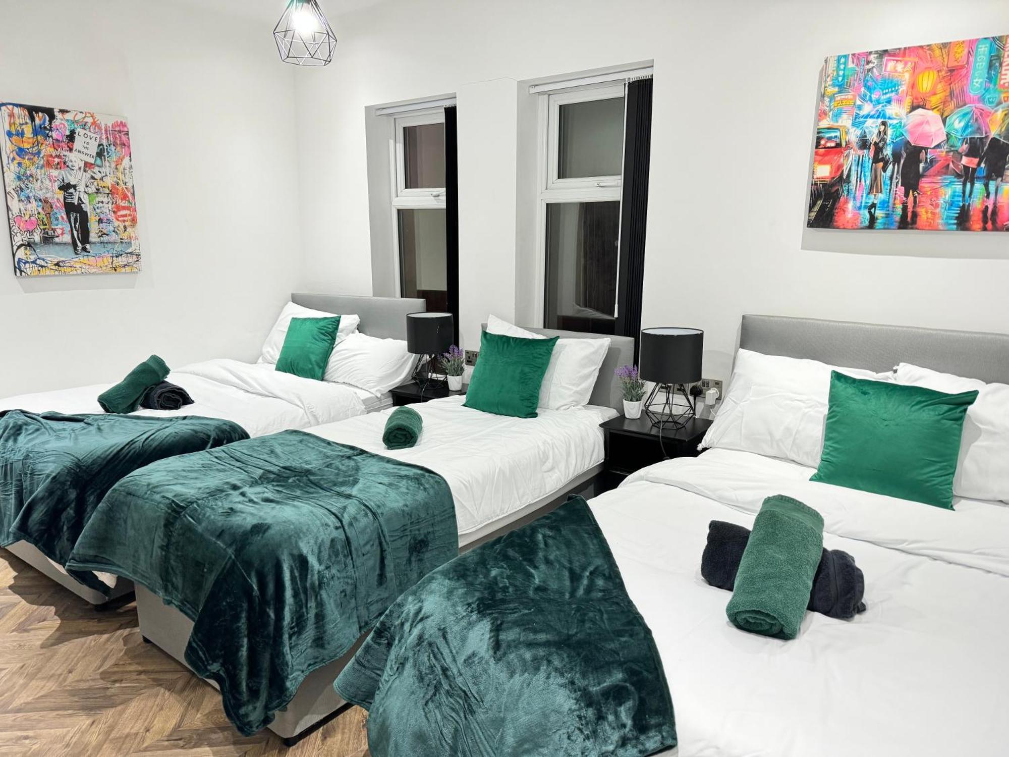 4 Bed 4 Bath House With Free Parking, 5 Mins To Lfc And 15 Mins To City Centre Liverpool Exterior photo
